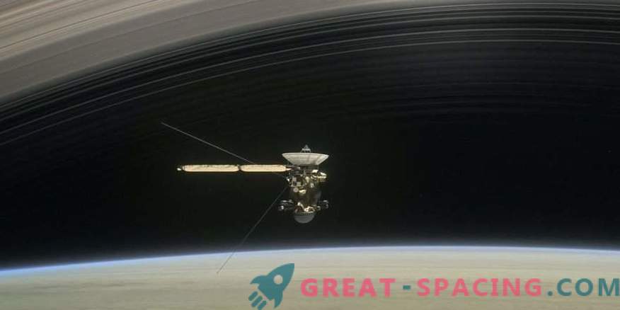 El primer lapso histórico de Cassini entre los anillos de Saturno
