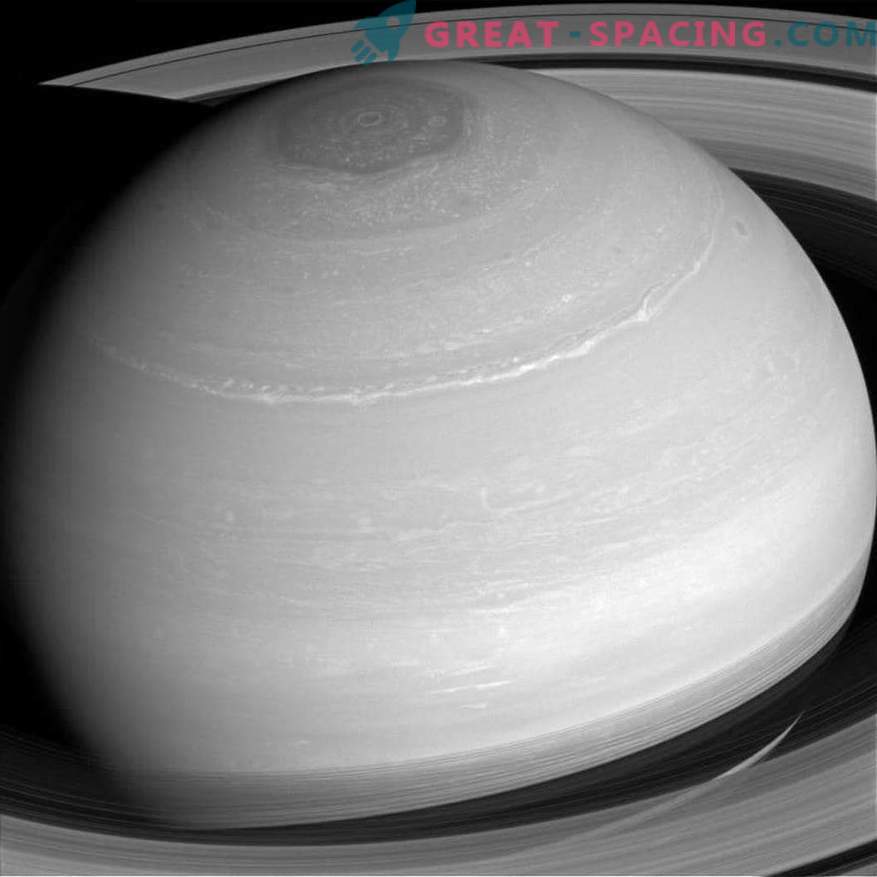 Los científicos desacreditan el mito: Saturno no puede nadar en el agua