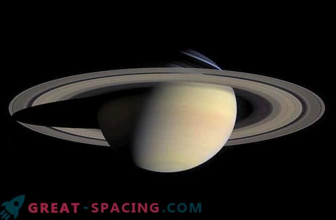 Cassini descubrió los terriblemente finos anillos de Saturno