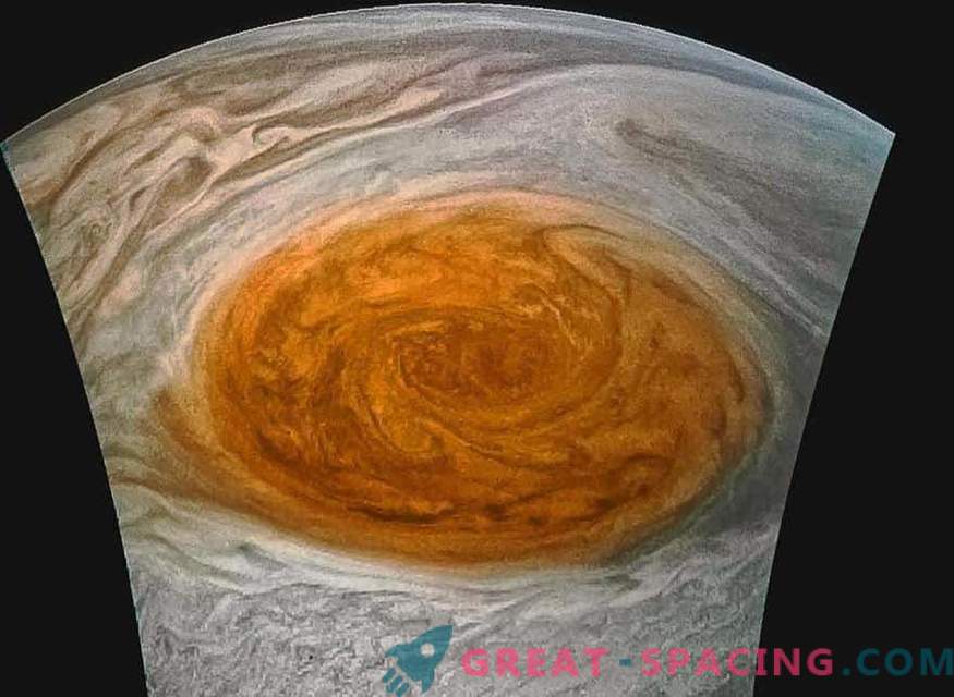Gran mancha roja en la lente de Juno