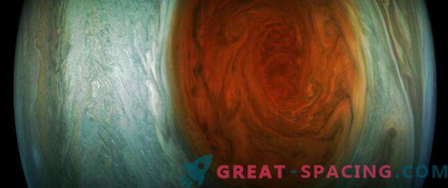 Gran mancha roja en la lente de Juno