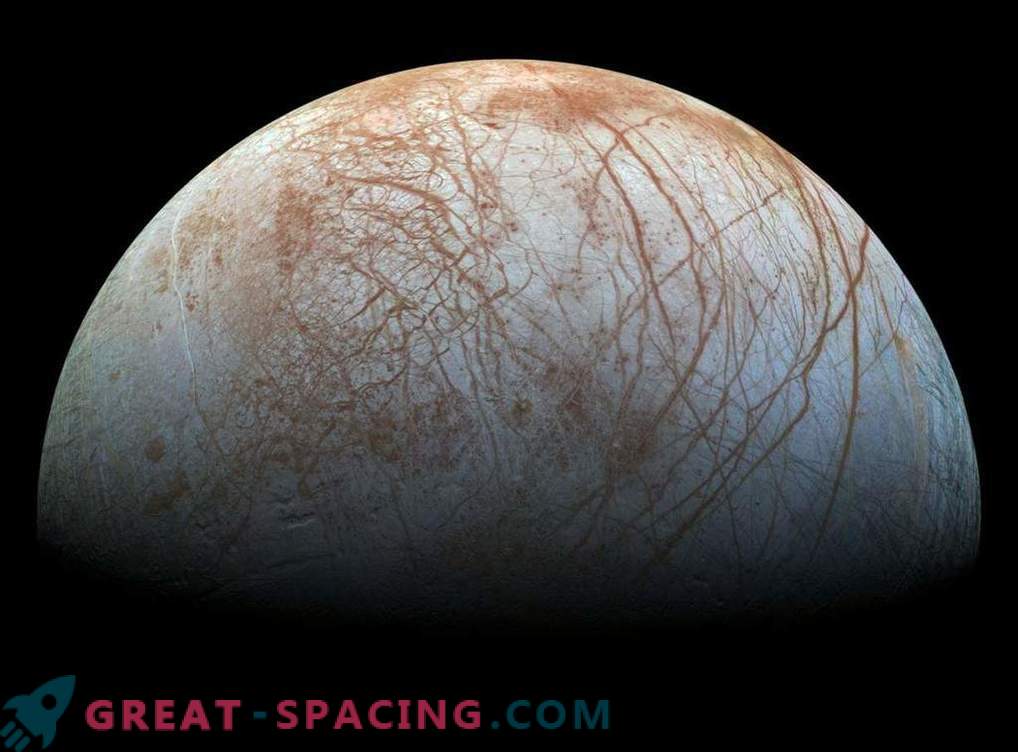 La NASA presenta una imagen procesada de la Europa misteriosa