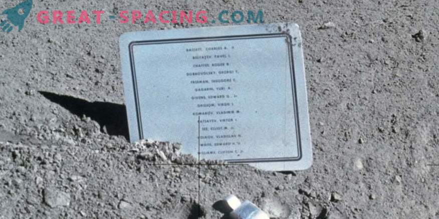 ¿Por qué dejaron un letrero en la luna con los nombres de los astronautas muertos