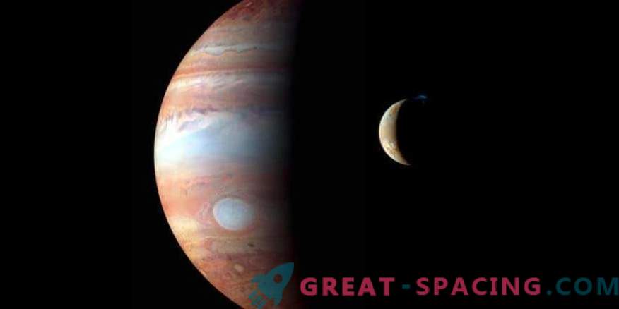 Los satélites de Júpiter dejan huellas en el resplandor del planeta
