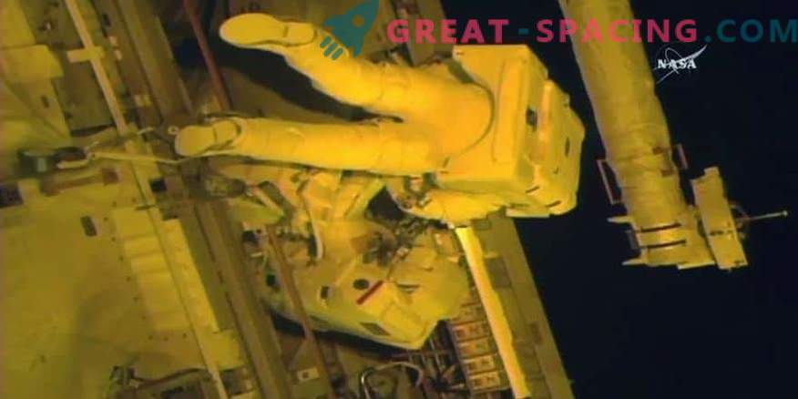 Astronauterna klarar av att byta ut strömförsörjningen