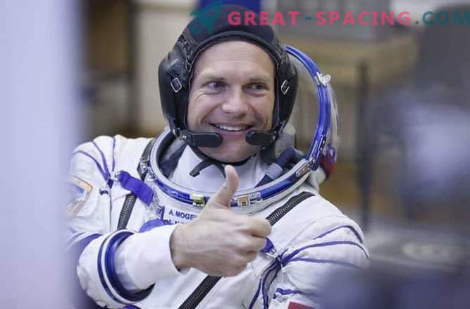 Astronaut met het ISS bestuurt de 