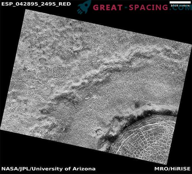 El orbitador captura un cráter lleno de grietas en la superficie de Marte