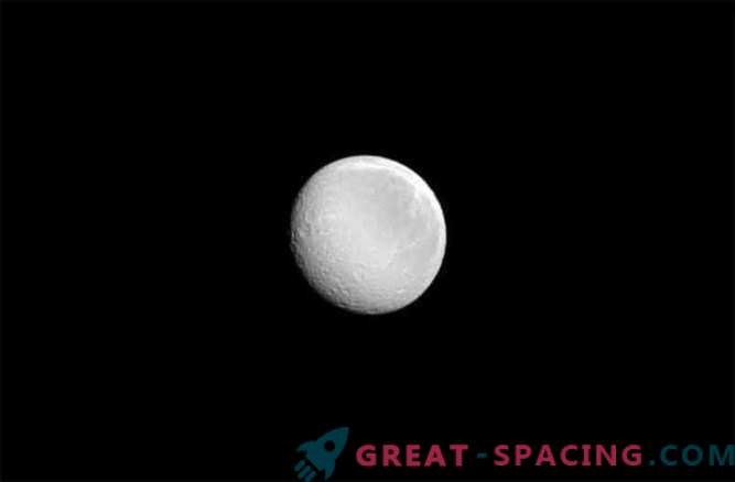 La luna llena de Saturno: Ray brilla intensamente para Cassini