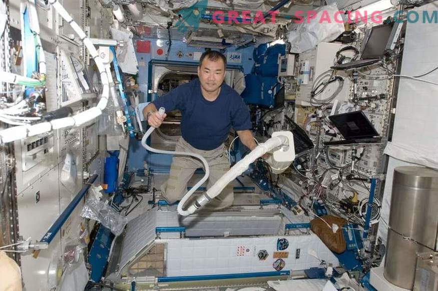 Cómo viven los astronautas de la ISS: rutina diaria, tiempo libre, sueño y comida