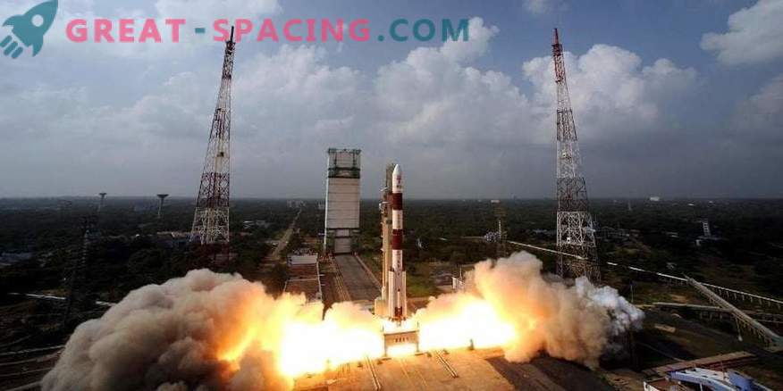 India lanza un cohete con docenas de satélites