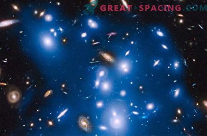 Hubble captura el brillo azul de galaxias distantes