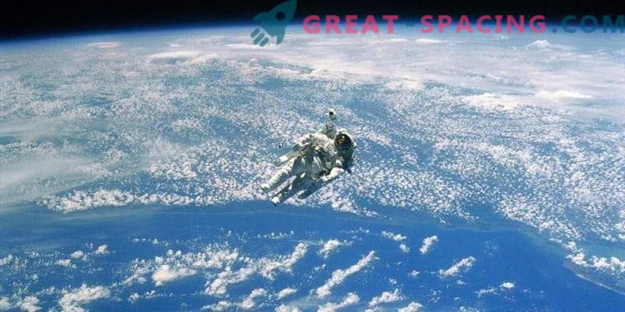 Astronauta usa cable de repuesto en espacio abierto