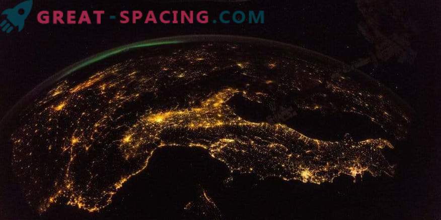 Una vista increíble de la ISS a la Tierra de la noche