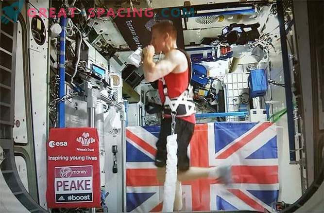 El astronauta inglés corrió la Maratón de Londres 60000 millas