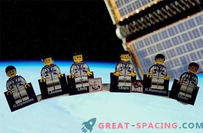 El astronauta del Reino Unido demuestra la estación espacial LEGO para los pilotos gratuitos