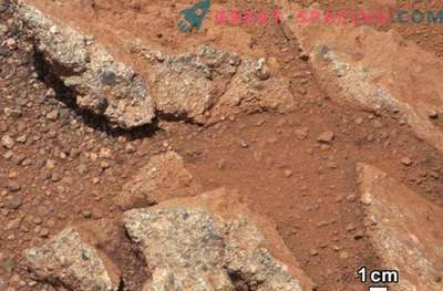 Guijarros marcianos cubiertos muchas millas a lo largo del río