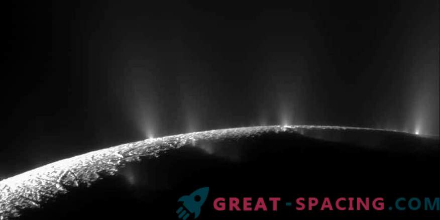 El satélite Encelado de Saturno tiene un océano debajo de su superficie