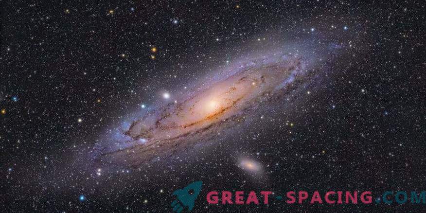 La galaxia de Andrómeda parpadea en un colorido mar de estrellas