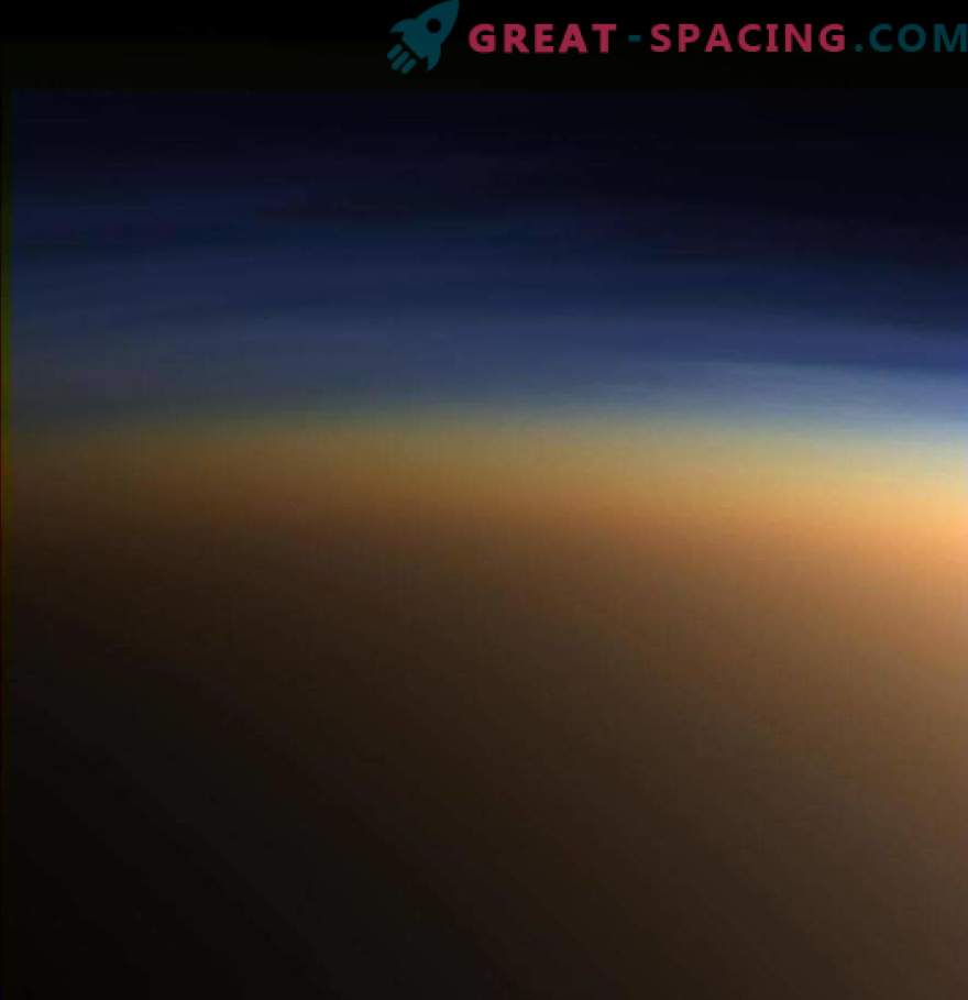 Cassini descubrió cristales de hielo de metano en la atmósfera de Titán