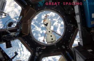 Olaf - muñeco de nieve loco en el espacio