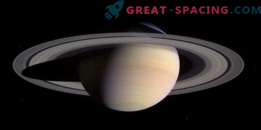 El agua en los anillos y lunas de Saturno se parece a la de la tierra