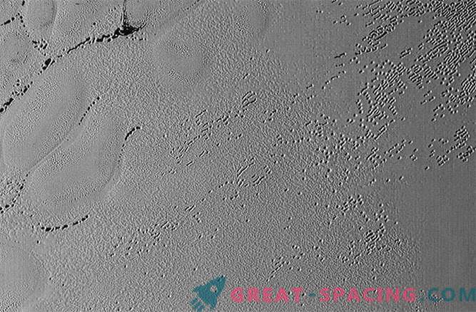 Los hoyos extraños en Plutón revelan un rompecabezas de hielo