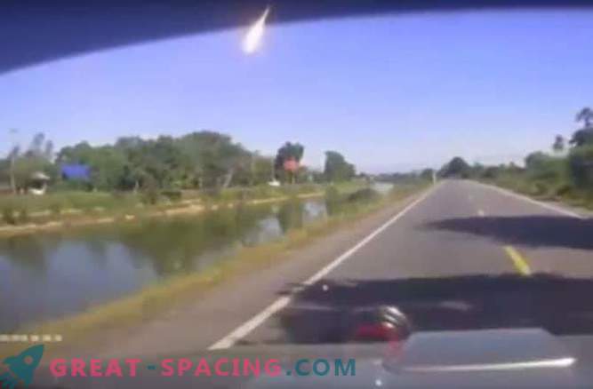 Un meteorito ardiente en el cielo de la mañana sobre Tailandia