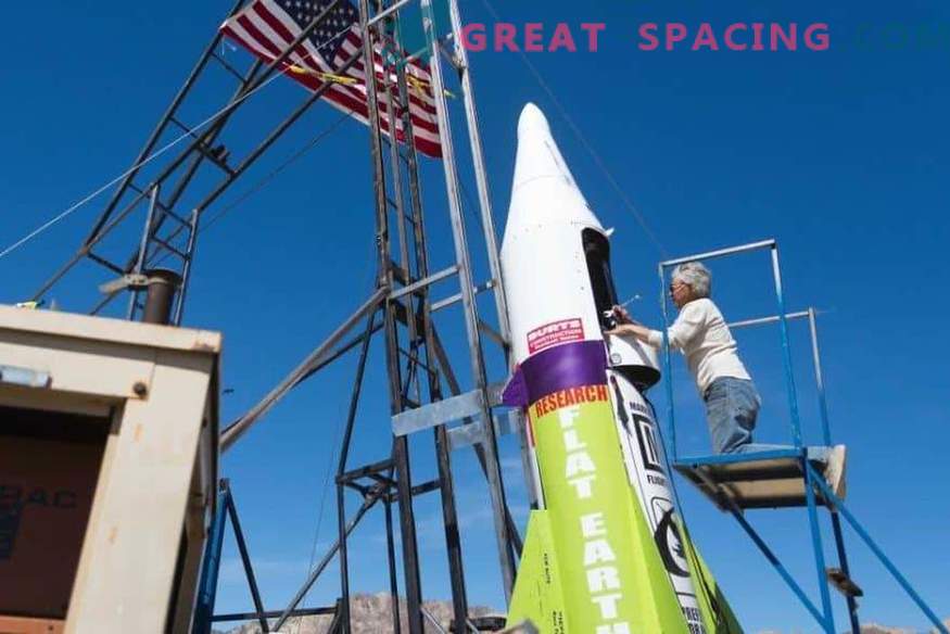 Un partidario convencido del avión de la Tierra se lanza al espacio