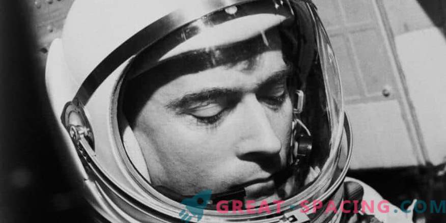 El legendario astronauta John Young murió