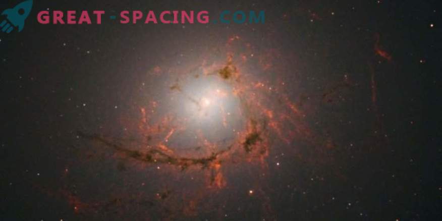 El Hubble está espiando en una extraña galaxia polvorienta