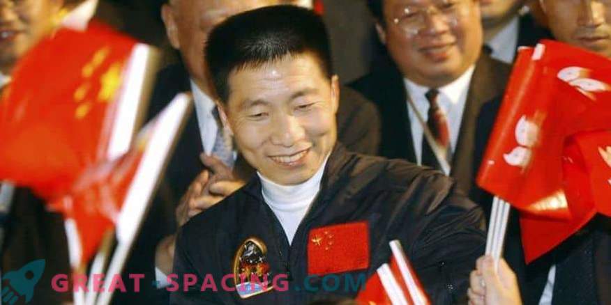 China aumenta la tripulación a expensas de los astronautas civiles