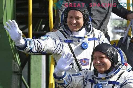 La cápsula de la Unión con los astronautas lanzados en la ISS