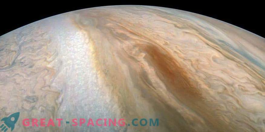 La barcaza marrón nada en la atmósfera de Júpiter