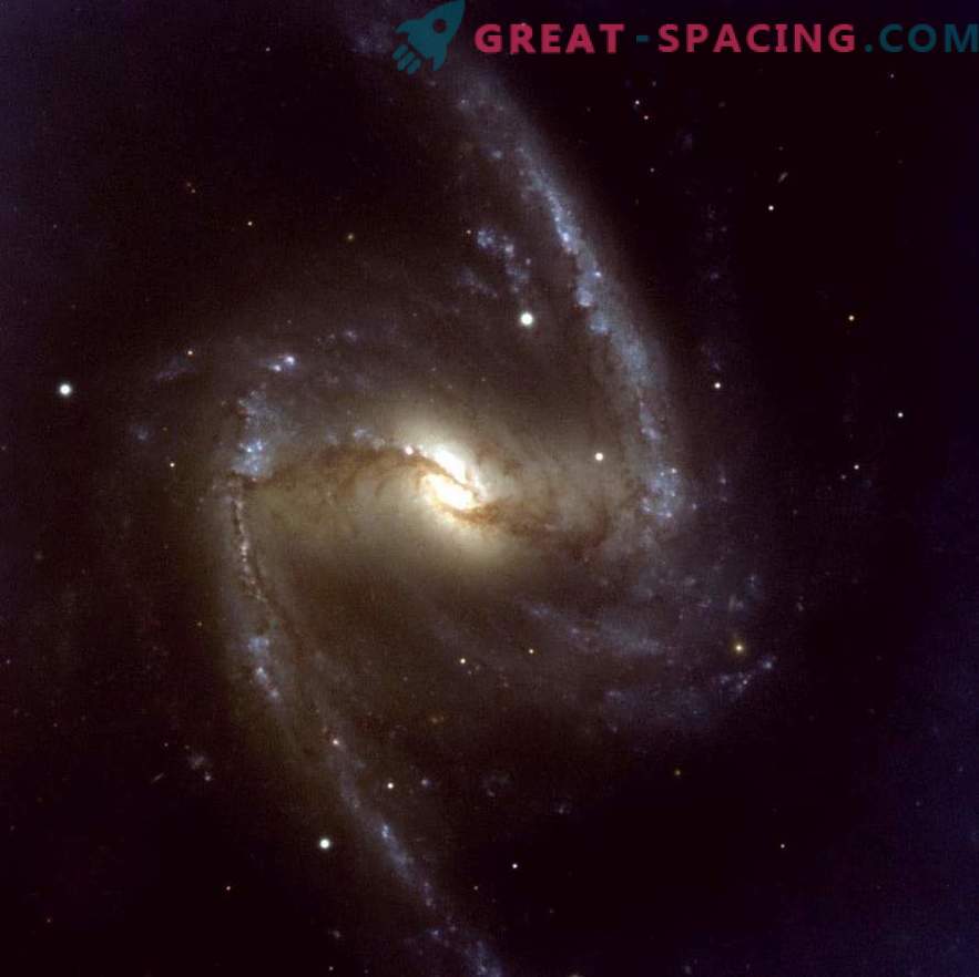 Nacimiento de estrellas y flujo de gas en la galaxia NGC 1365