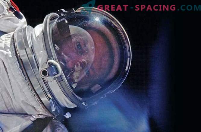 J.L. Pickering presentó un nuevo libro de fotos espaciales