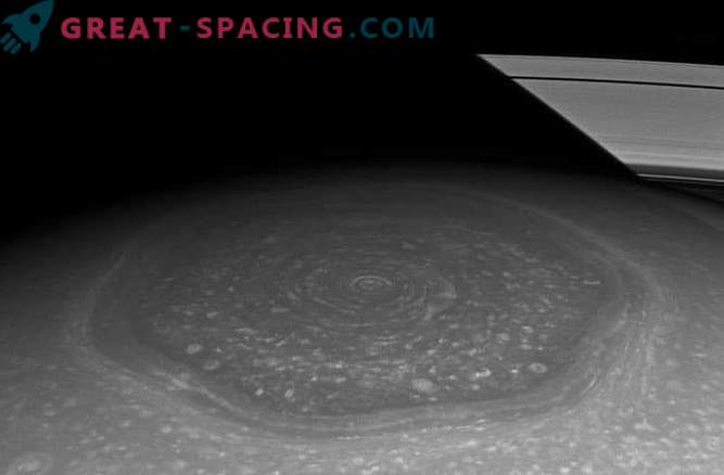 Ha aparecido una posible explicación para el hex de Saturno gigante