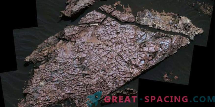 Las grietas secas determinan la forma del agua en Marte