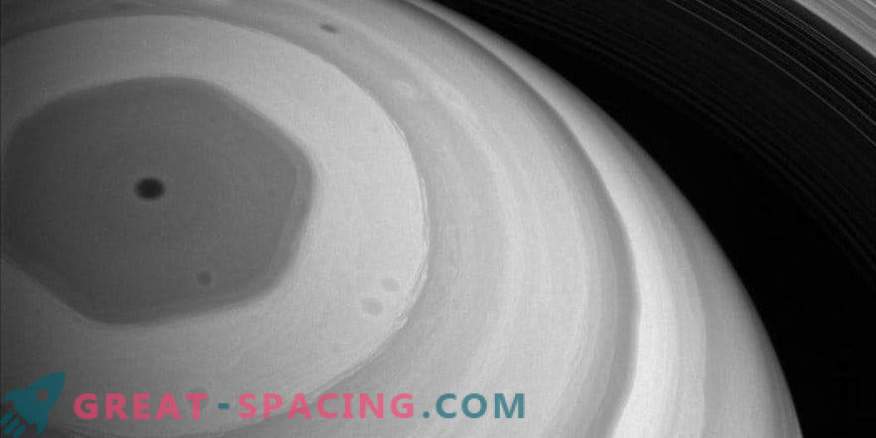 Vista espectacular del misterioso hexágono de Saturno
