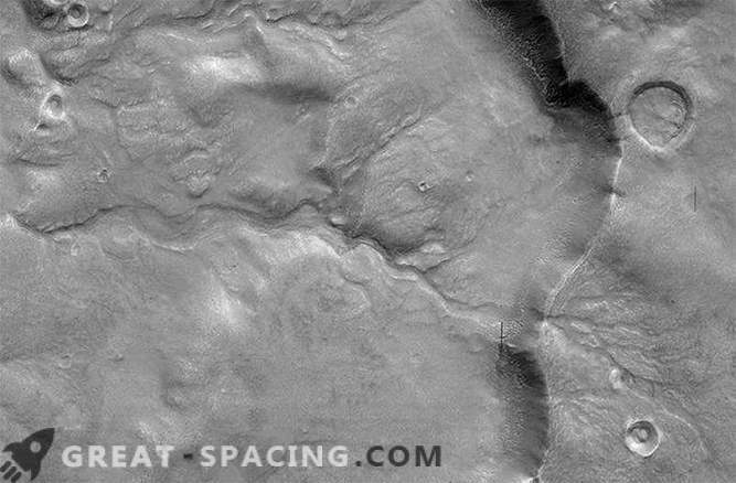 Este es un antiguo río sinuoso ... En Marte