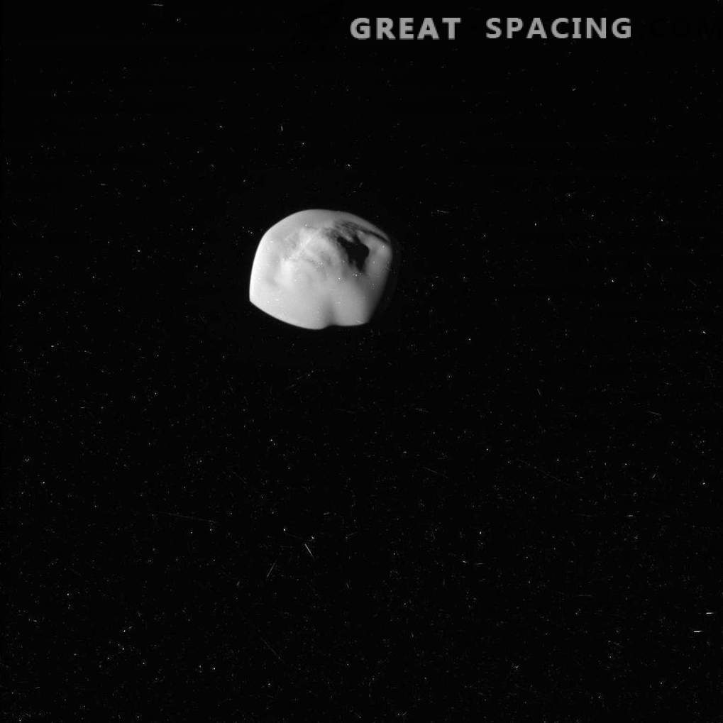 Una mirada cercana al satélite Saturn Atlas