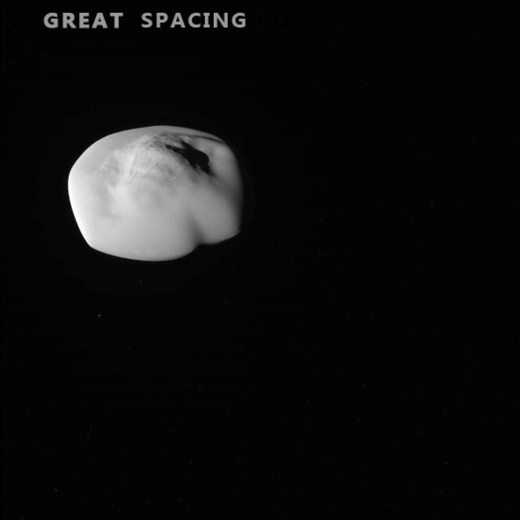 Una mirada cercana al satélite Saturn Atlas