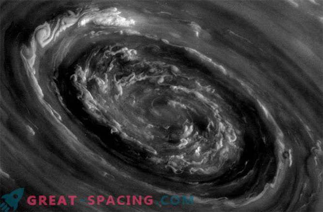 Las tormentas eléctricas en Saturno pueden ser causadas por enormes ciclones polares