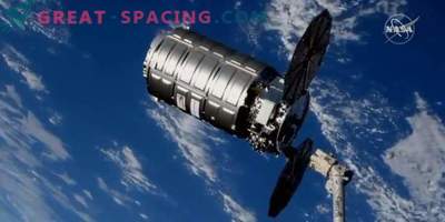 El buque de carga Cygnus saca basura de la ISS