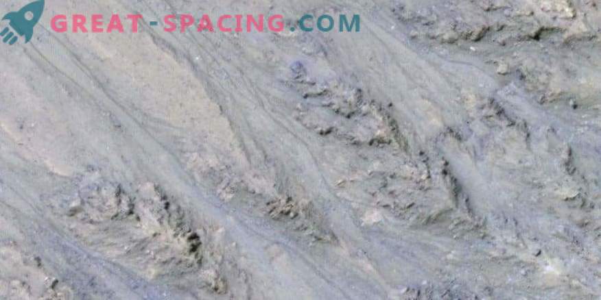 Líneas marcianas: ¿arena o agua?
