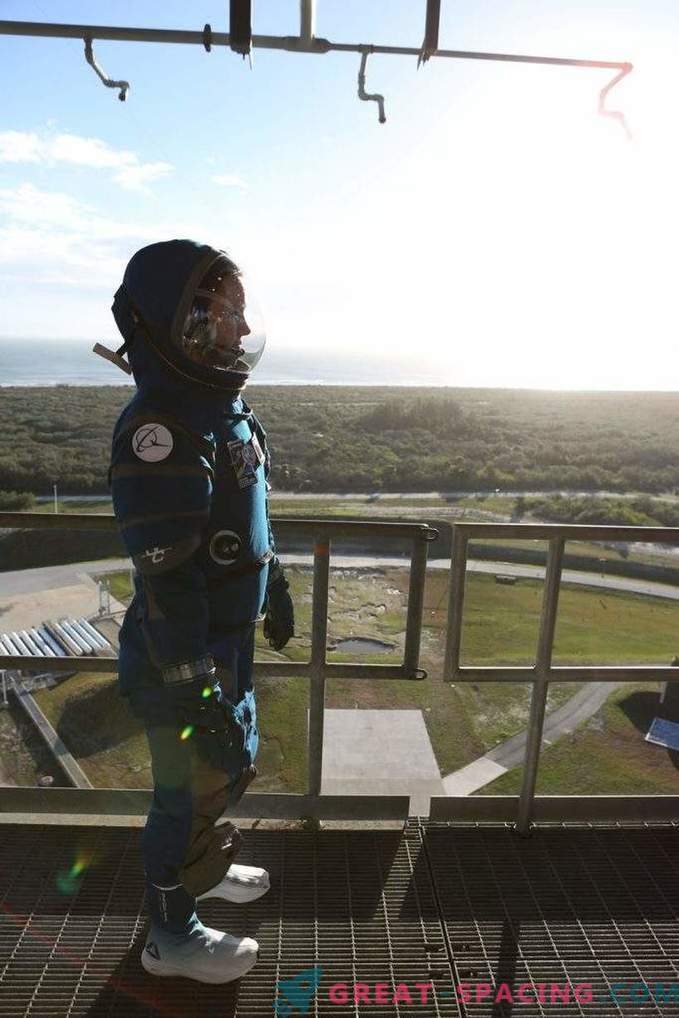 Boeing demuestra trajes espaciales tentadores para los astronautas