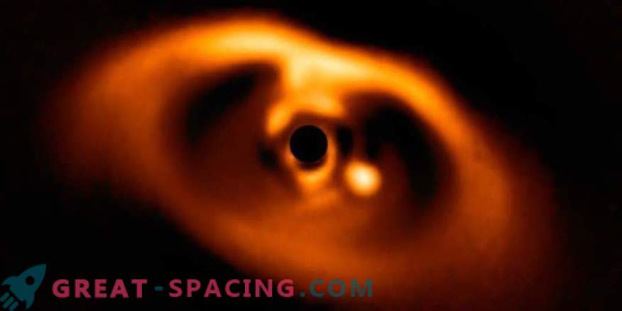 Primera fotografía confirmada de un planeta recién nacido