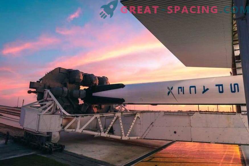 El primer equipo de SpaceX en la plataforma de lanzamiento