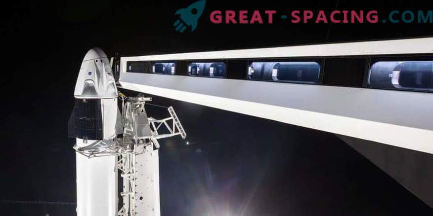 El primer equipo de SpaceX en la plataforma de lanzamiento