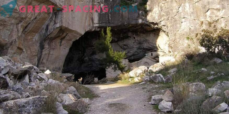 Actividad extraña en la cueva de Davelis. Explicación científica y versiones de ufólogos