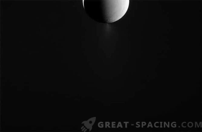Cassini supervisa los géiseres de Encelado.